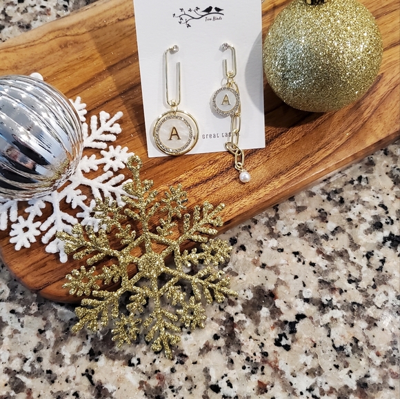 A initial earrings - Picture 2 of 2